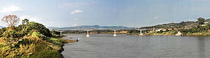 The 4th Thai-Laos Friendship Bridge over the Mekong River at Chiang Khong by Asienreisender